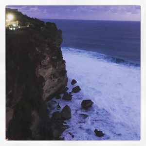 le temple pura luhur d’uluwatu au milieu des singes et au bord de l'ocean sunset voyager avec les enfants en famille et avec les amis blog